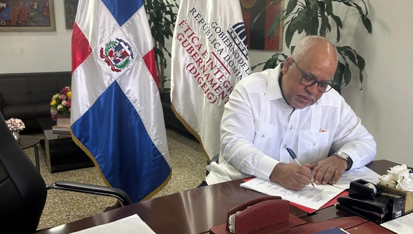 Director Promipyme firma carta compromiso “Ética y Transparencia”
